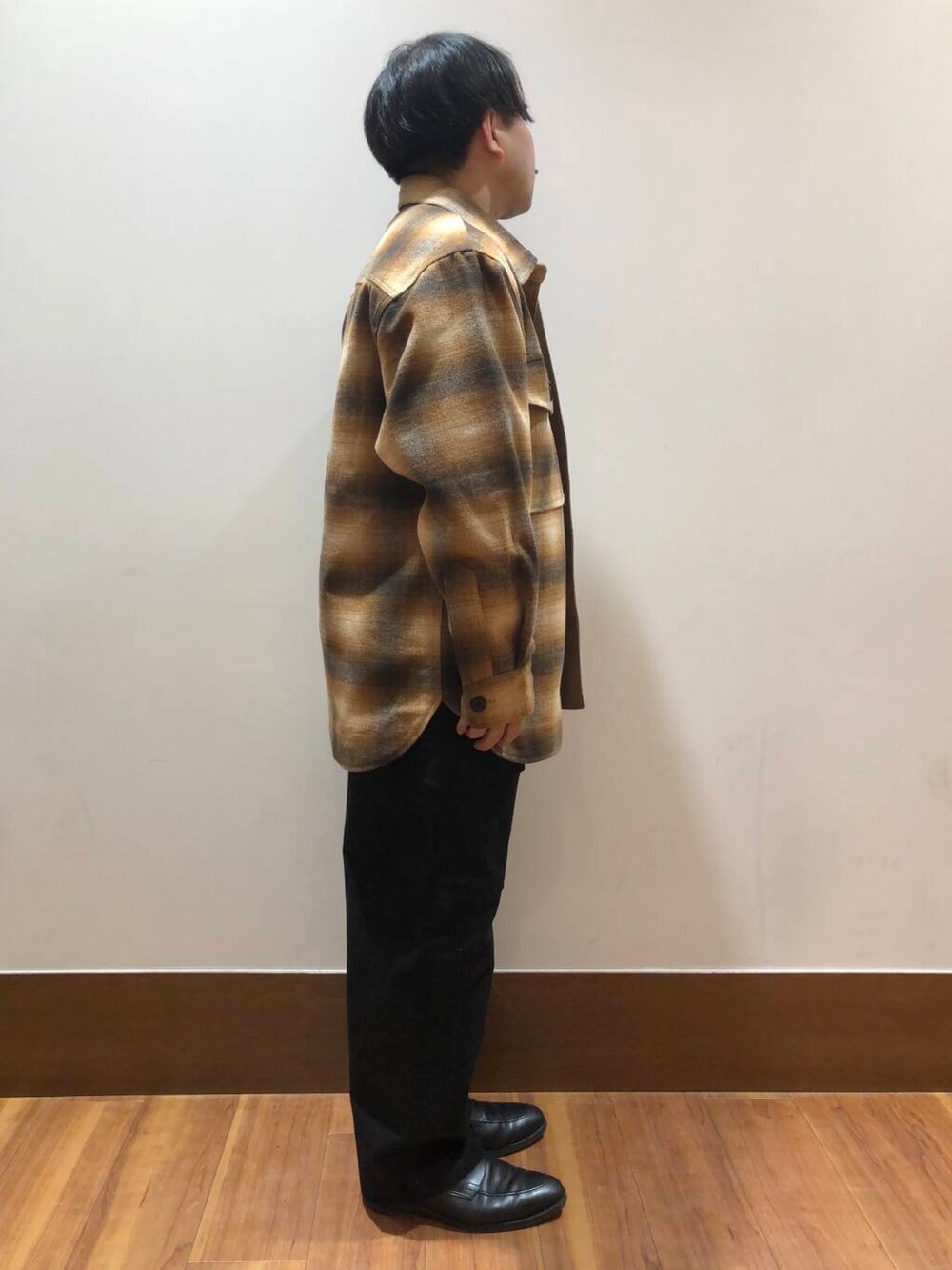 ブラック系のその他パンツ、ベージュ系のスウェット、ブラウン系のその他アウターを着用したメンズの冬コーディネートの2枚目の写真