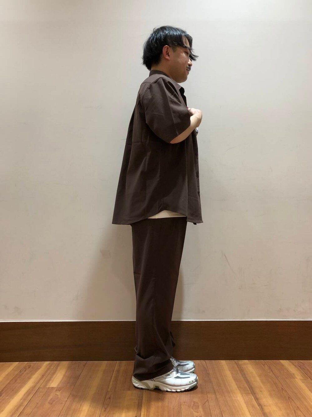 ブラウン系のその他パンツ、ブラウン系のシャツ/ブラウス、ホワイト系のTシャツ/カットソーを着用したメンズの春コーディネートの2枚目の写真