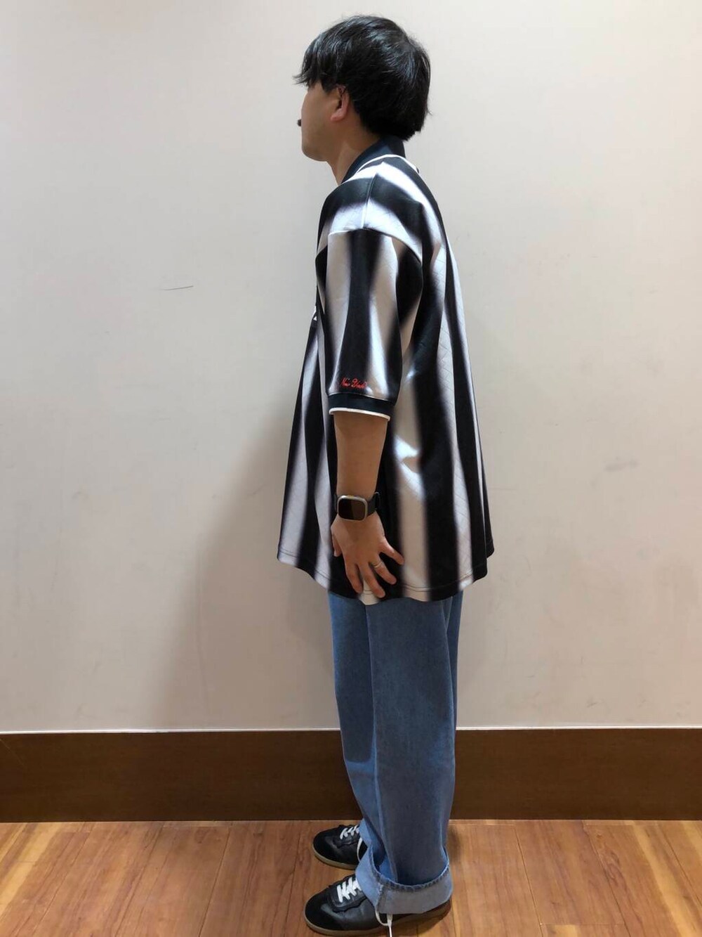 ブルー系のデニムパンツ、ホワイト系のTシャツ/カットソーを着用したメンズの夏コーディネートの2枚目の写真