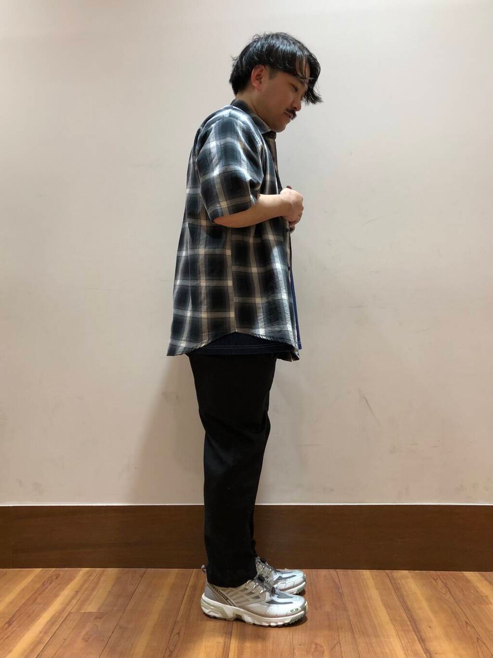 ブラック系のその他パンツ、ブルー系のTシャツ/カットソーを着用したメンズの春コーディネートの2枚目の写真