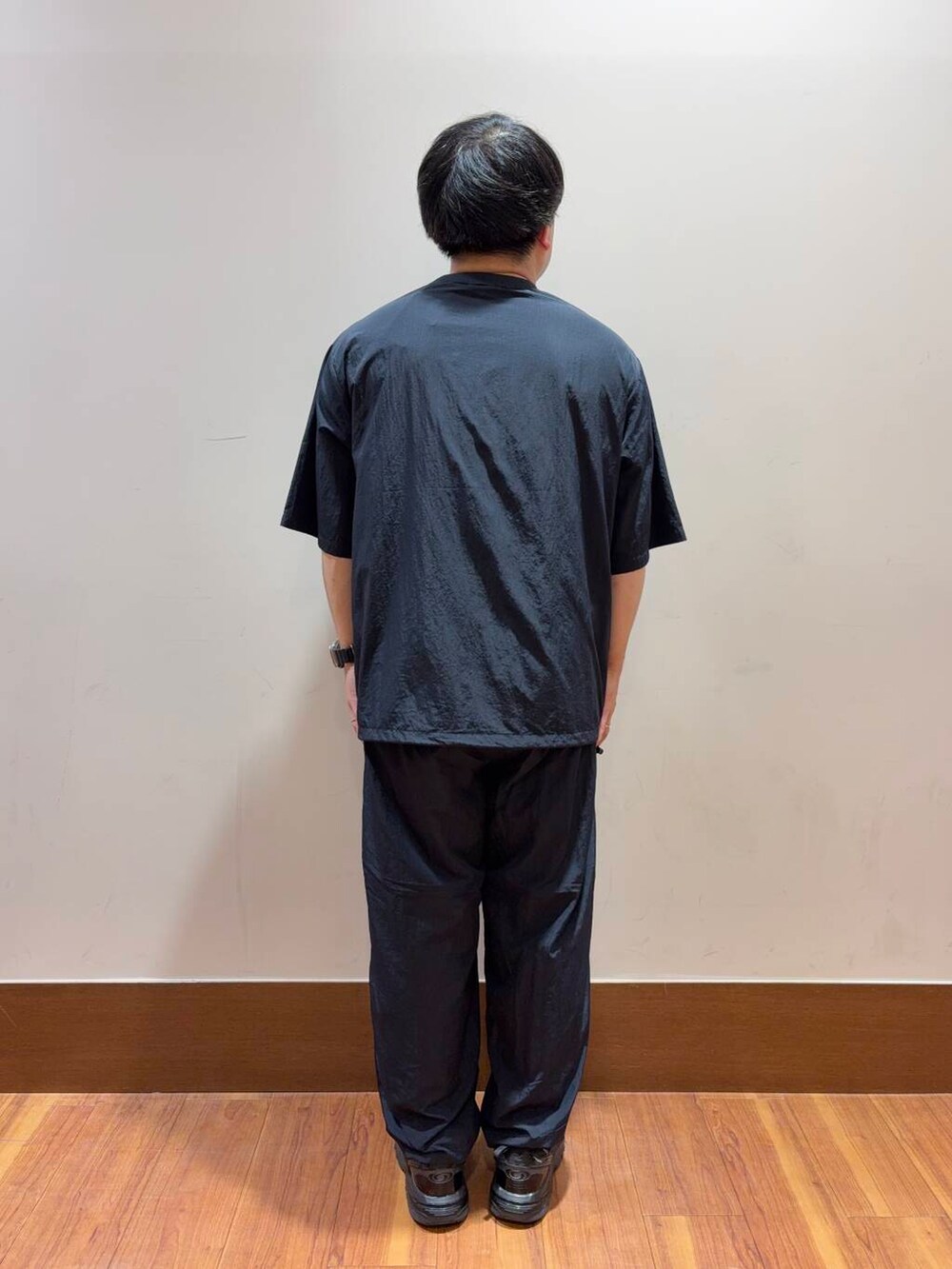 ブラック系のその他パンツ、ブラック系のTシャツ/カットソーを着用したメンズの夏コーディネートの3枚目の写真