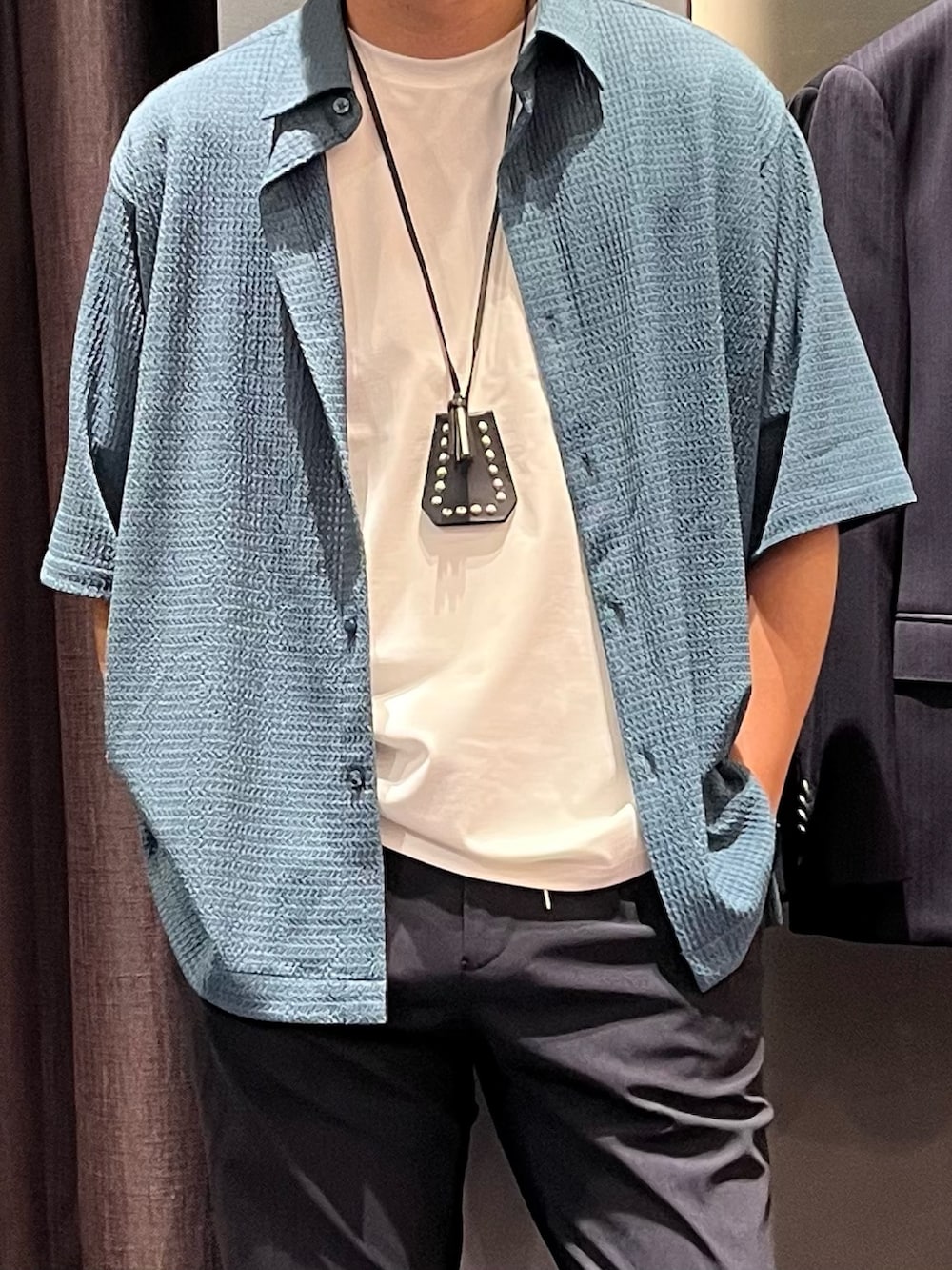 「シャツスタイル、シャツ、シャツコーデ、シアーシャツ、シアー、スラックス、スラックスパンツ、スラックスコーデ、ローファー、ローファーコーデ、abahouse」｜「ABAHOUSEの【常に適温 / 37.5 Technology】 1プリーツ イージーパンツ/ハイストレッチ イージーケア（その他パンツ、ブラック系）」を使った、kwbtさん（骨格ウェーブ・メンズ・176cm）の夏コーディネートの2枚目の写真