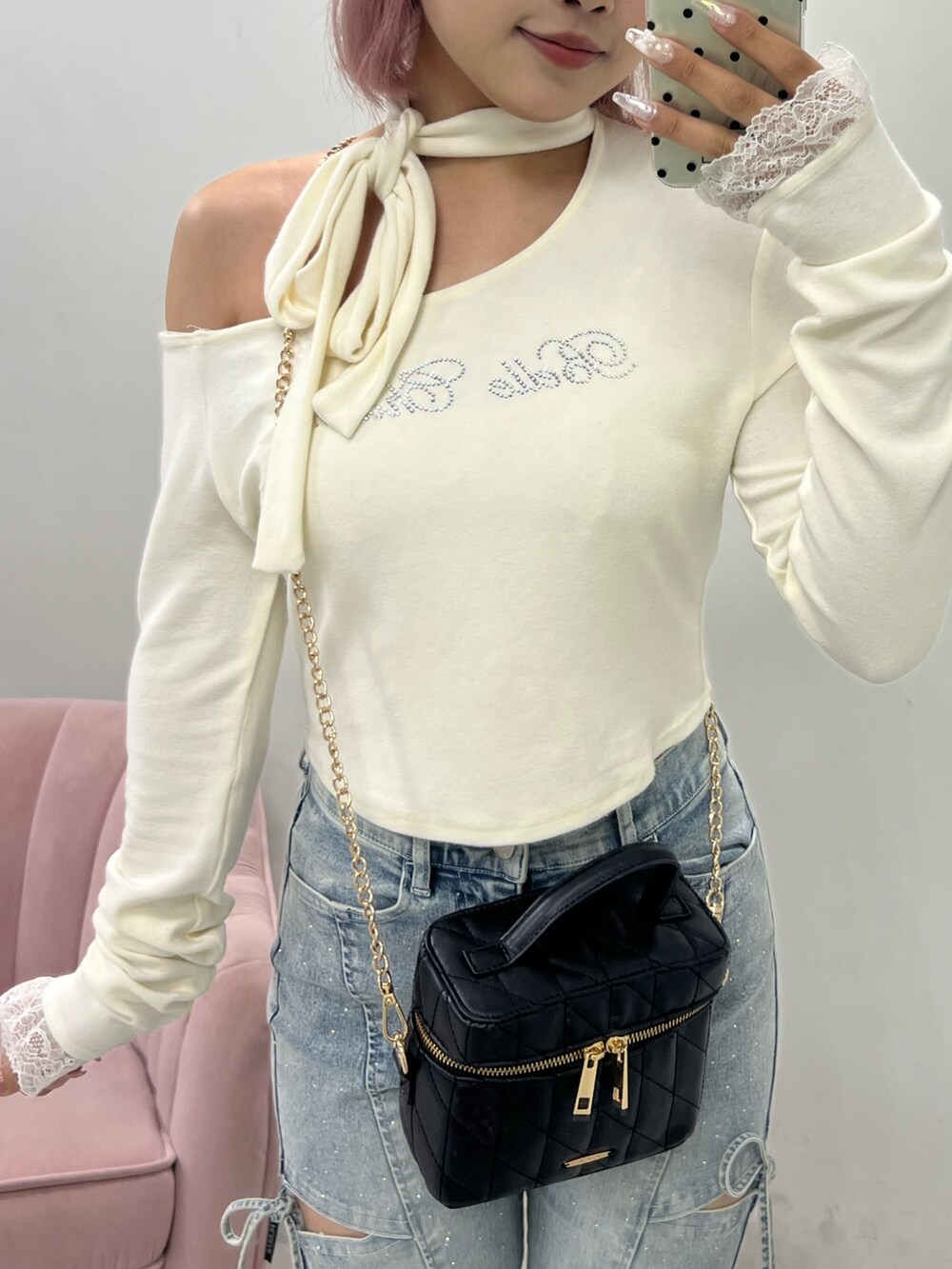 ホワイト系のTシャツ/カットソー、ブルー系のデニムパンツ、ホワイト系のスニーカーを着用したレディースの秋コーディネートの2枚目の写真