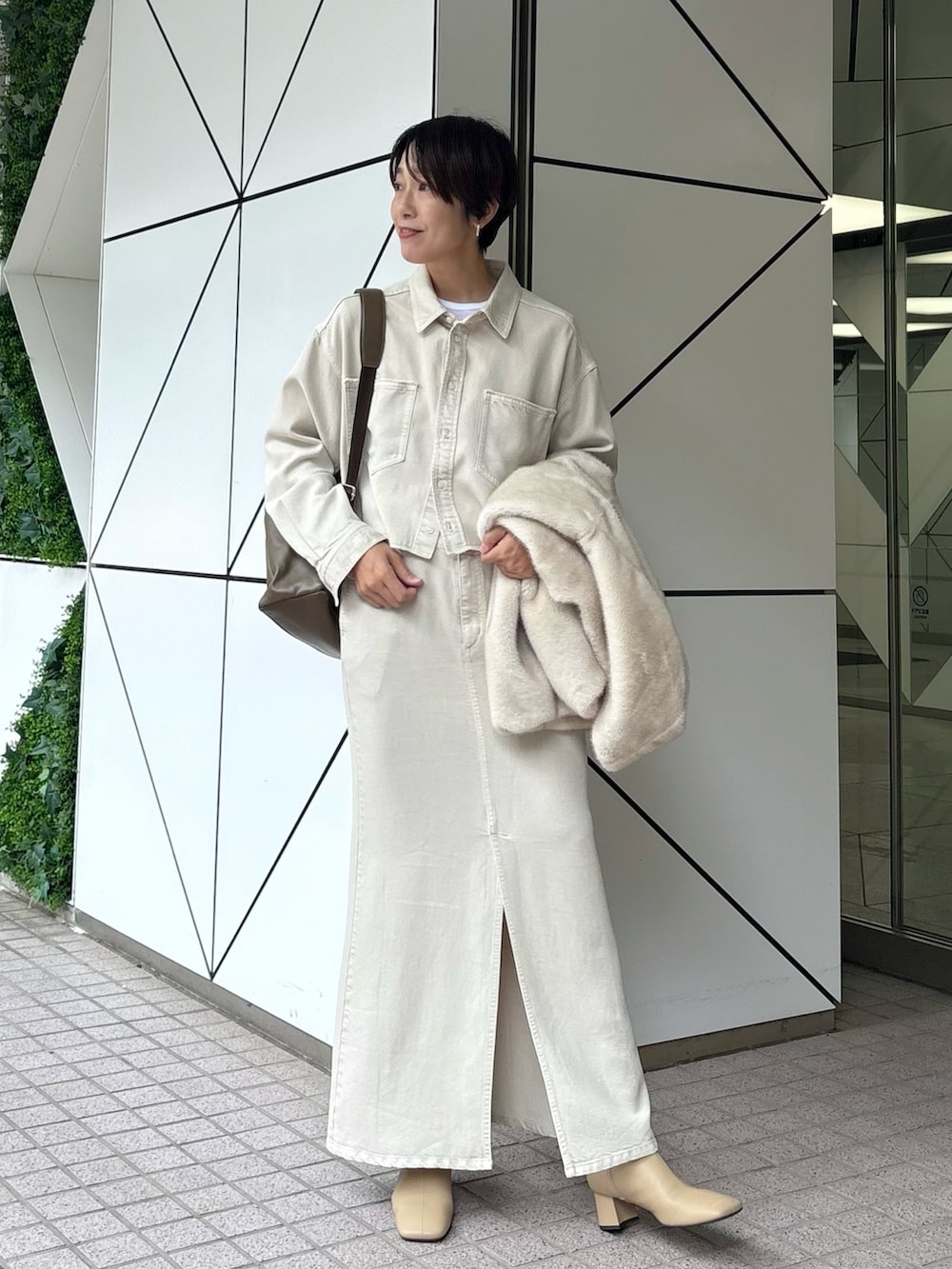 ホワイト系のスカート、ホワイト系のベスト、ホワイト系のシャツ/ブラウスを着用したレディースの秋コーディネートの6枚目の写真