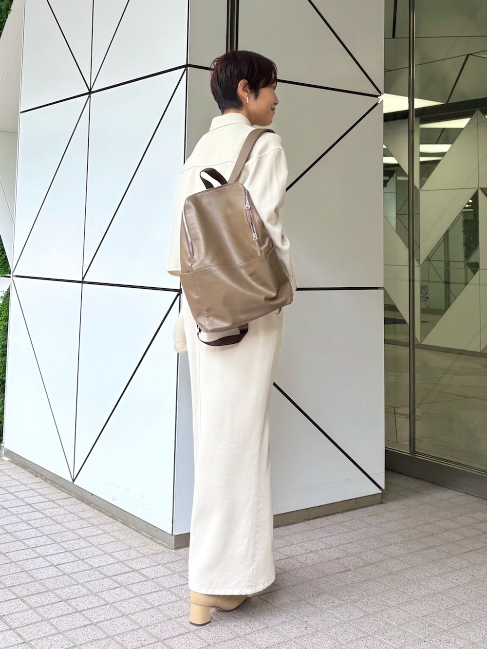 ホワイト系のスカート、ホワイト系のベスト、ホワイト系のシャツ/ブラウスを着用したレディースの秋コーディネートの5枚目の写真