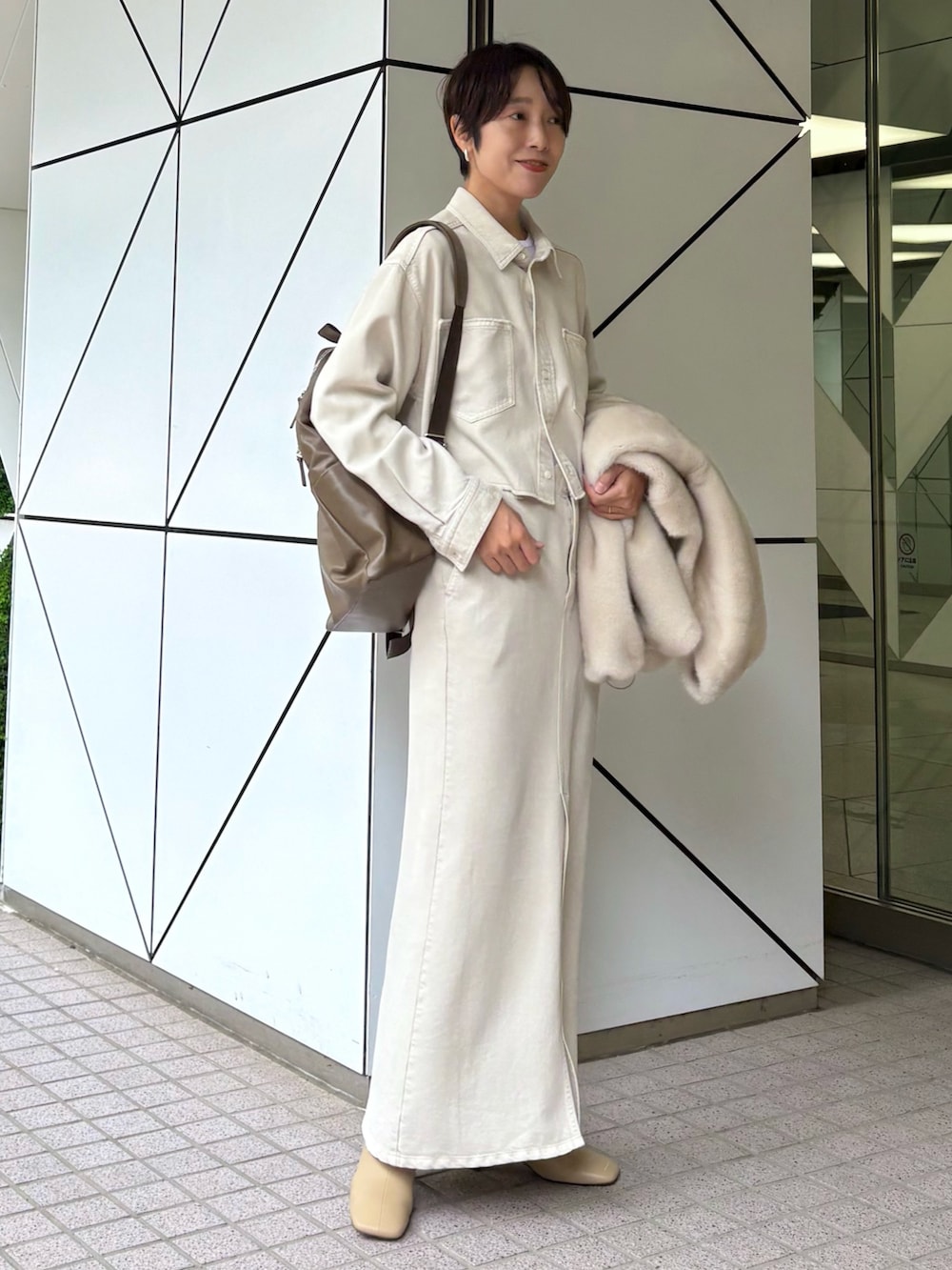 ホワイト系のスカート、ホワイト系のベスト、ホワイト系のシャツ/ブラウスを着用したレディースの秋コーディネートの4枚目の写真