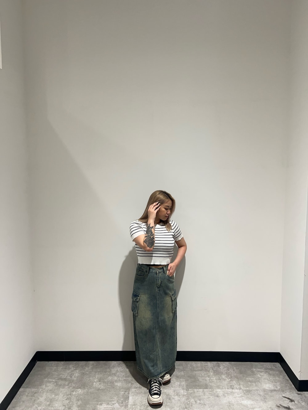 「ANAPのデニム カーゴ ロング スカート（スカート、ブルー系）」を使った、Yukariさん（レディース・156cm）の夏コーディネートの3枚目の写真