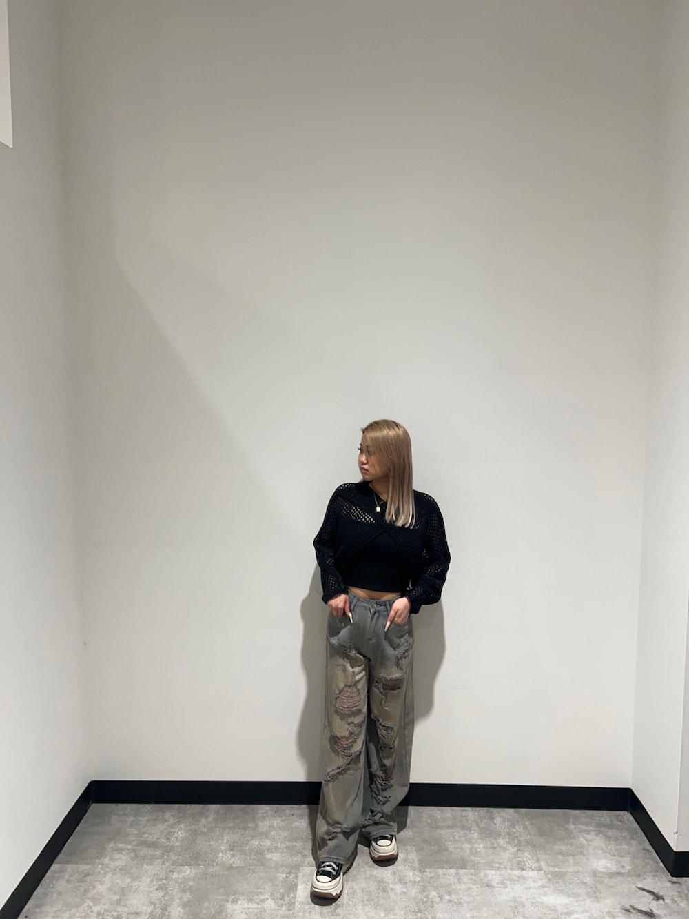 「ANAPの透かし編み2Wayニットトップス（ニット/セーター、ブラック系）」を使った、Yukariさん（レディース・156cm）の春コーディネートの2枚目の写真