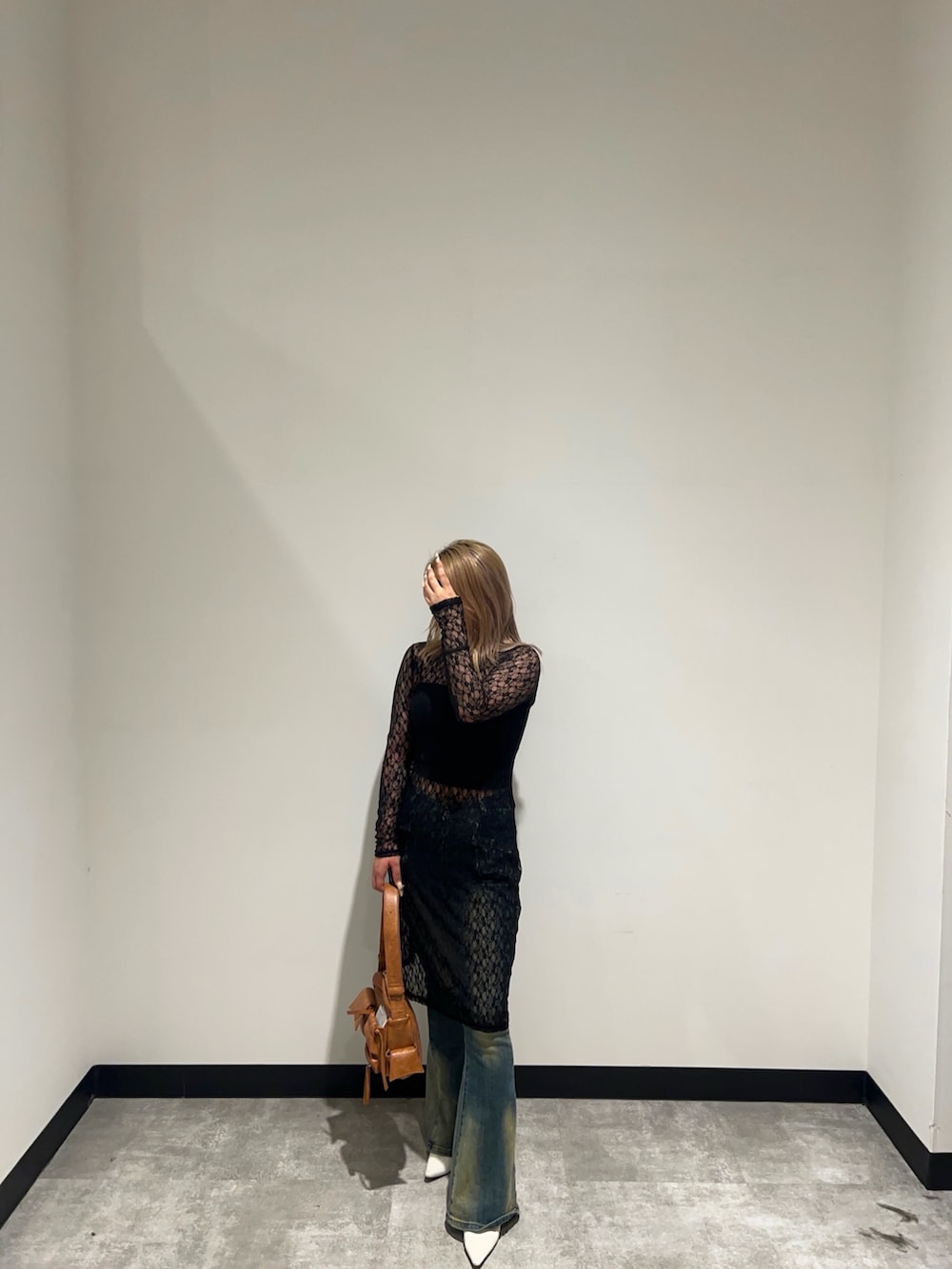 「ANAPのレースロングワンピース 長袖（ワンピース、ブラック系）」を使った、Yukariさん（レディース・156cm）の春コーディネートの2枚目の写真