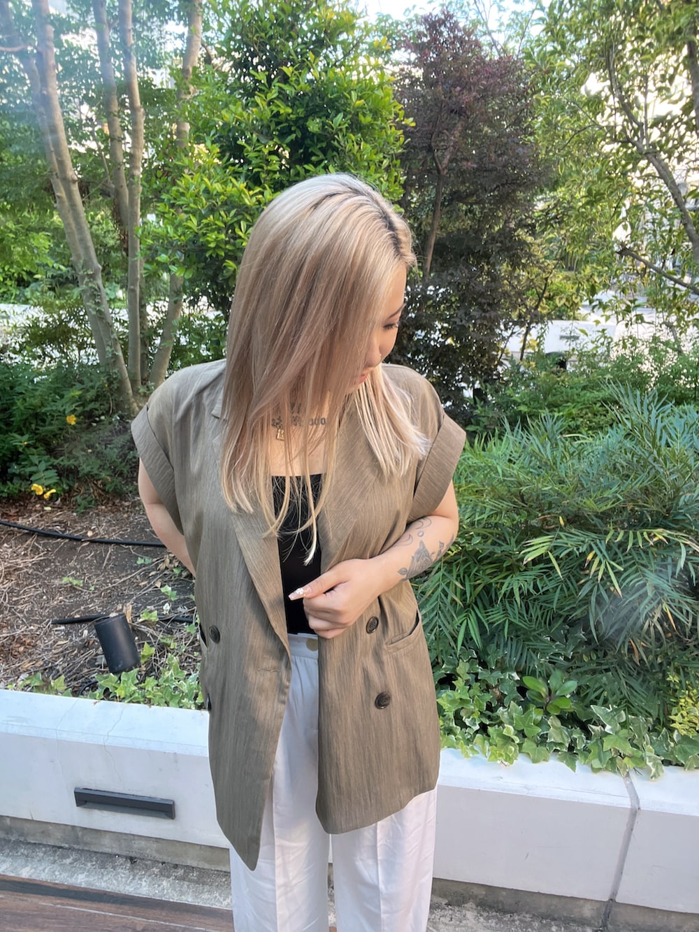 「ANAPのツイル ストレート パンツ（その他パンツ、ホワイト系）」を使った、Yukariさん（レディース・156cm）の夏コーディネートの3枚目の写真