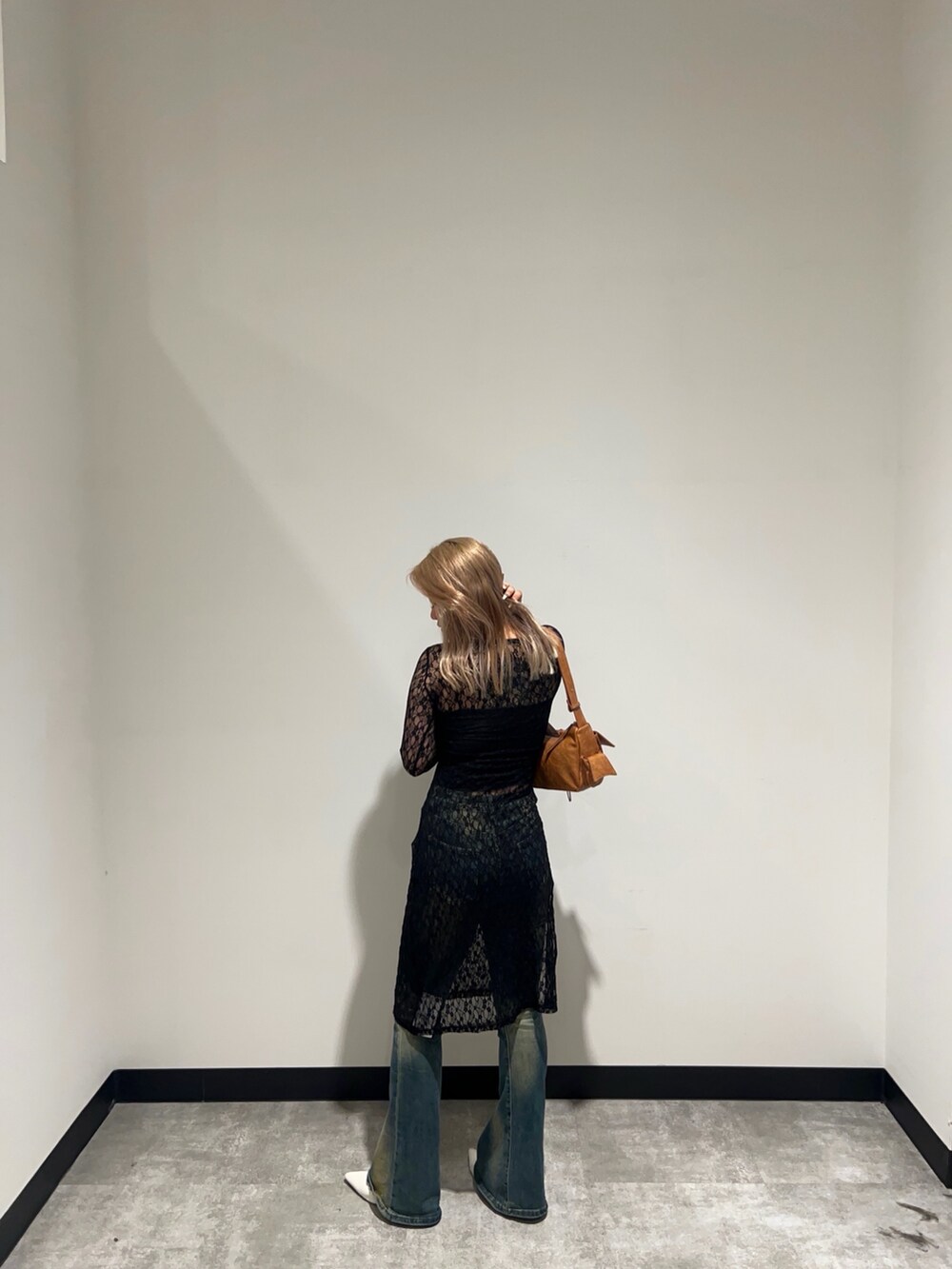 「ANAPのレースロングワンピース 長袖（ワンピース、ブラック系）」を使った、Yukariさん（レディース・156cm）の春コーディネートの5枚目の写真