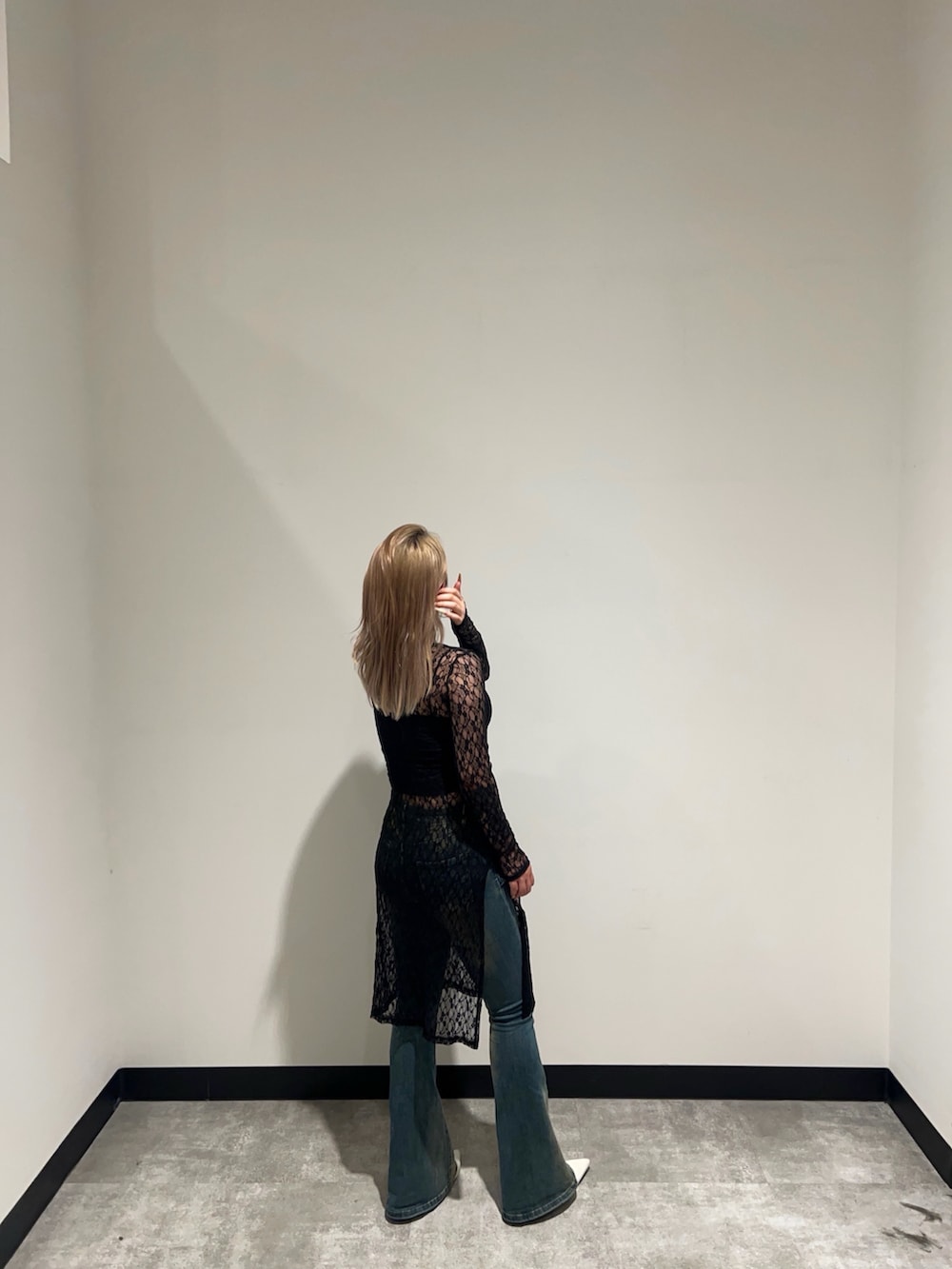 「ANAPのレースロングワンピース 長袖（ワンピース、ブラック系）」を使った、Yukariさん（レディース・156cm）の春コーディネートの4枚目の写真