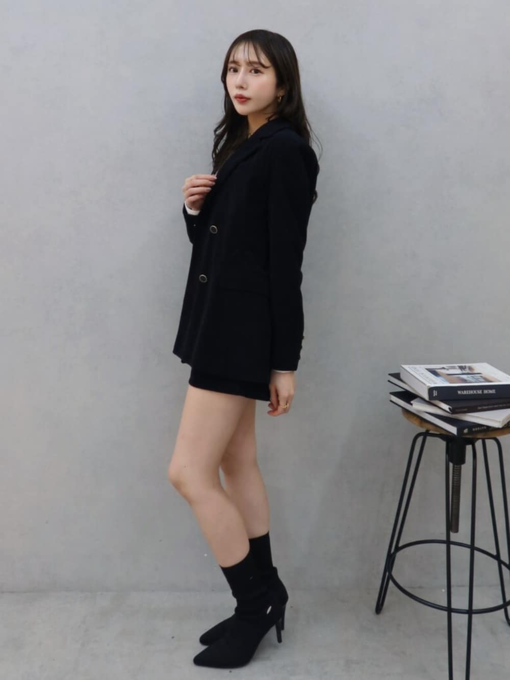 ブラック系のブーツ、ホワイト系のTシャツ/カットソー、ブラック系のその他パンツを着用したレディースの秋コーディネートの4枚目の写真