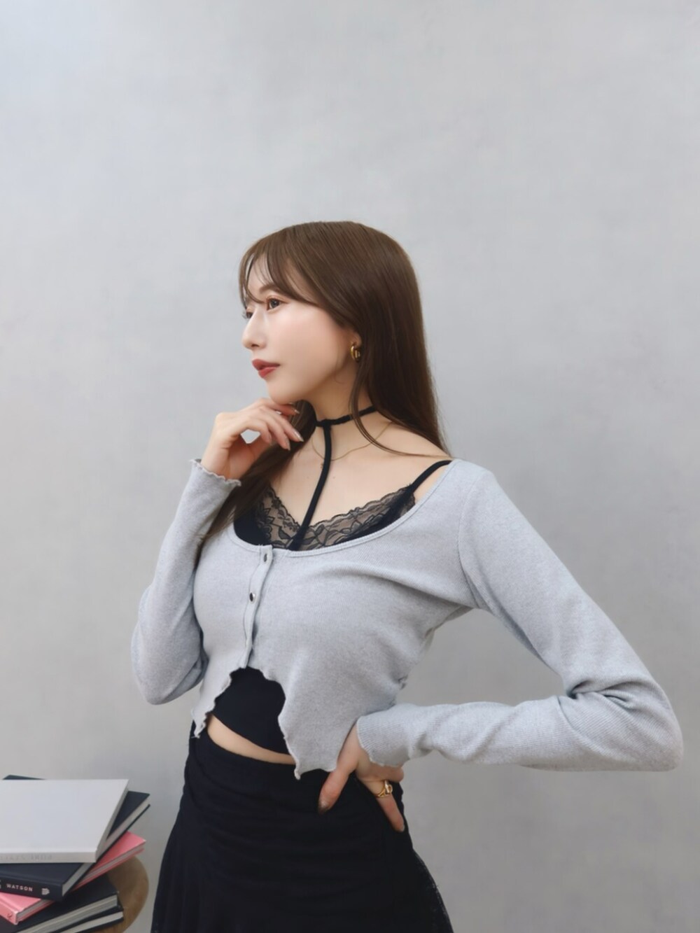 グレー系のTシャツ/カットソー、ブラック系のスカート、ブラック系のサンダルを着用したレディースの春コーディネートの3枚目の写真