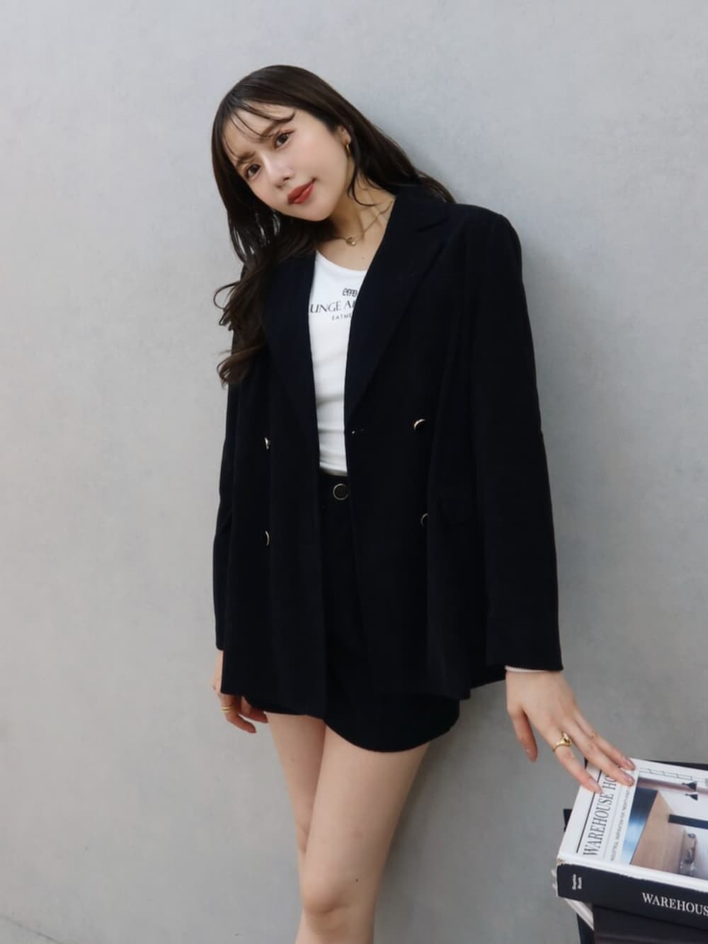 ブラック系のブーツ、ホワイト系のTシャツ/カットソー、ブラック系のその他パンツを着用したレディースの秋コーディネートの2枚目の写真