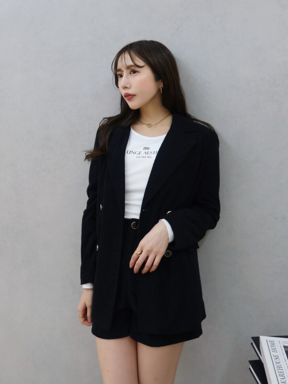 ブラック系のブーツ、ホワイト系のTシャツ/カットソー、ブラック系のその他パンツを着用したレディースの秋コーディネートの3枚目の写真