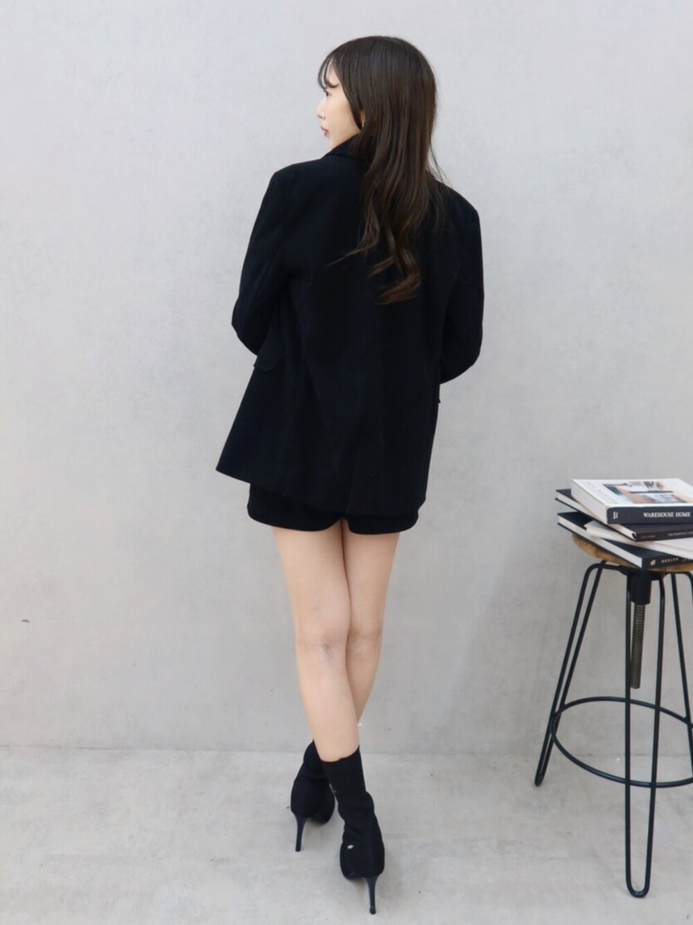 ブラック系のブーツ、ホワイト系のTシャツ/カットソー、ブラック系のその他パンツを着用したレディースの秋コーディネートの5枚目の写真