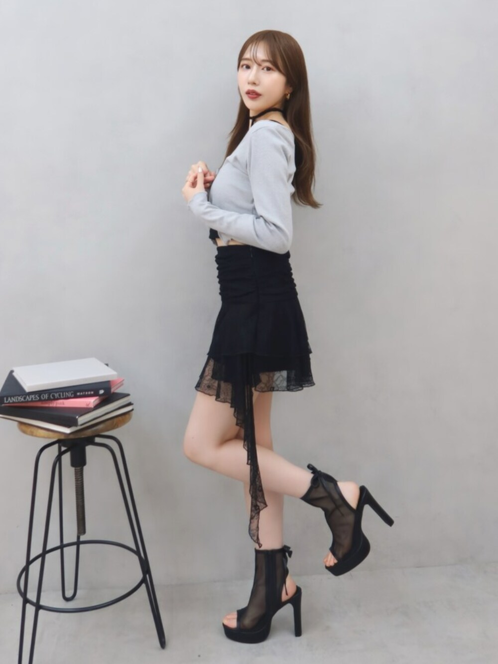 グレー系のTシャツ/カットソー、ブラック系のスカート、ブラック系のサンダルを着用したレディースの春コーディネートの2枚目の写真