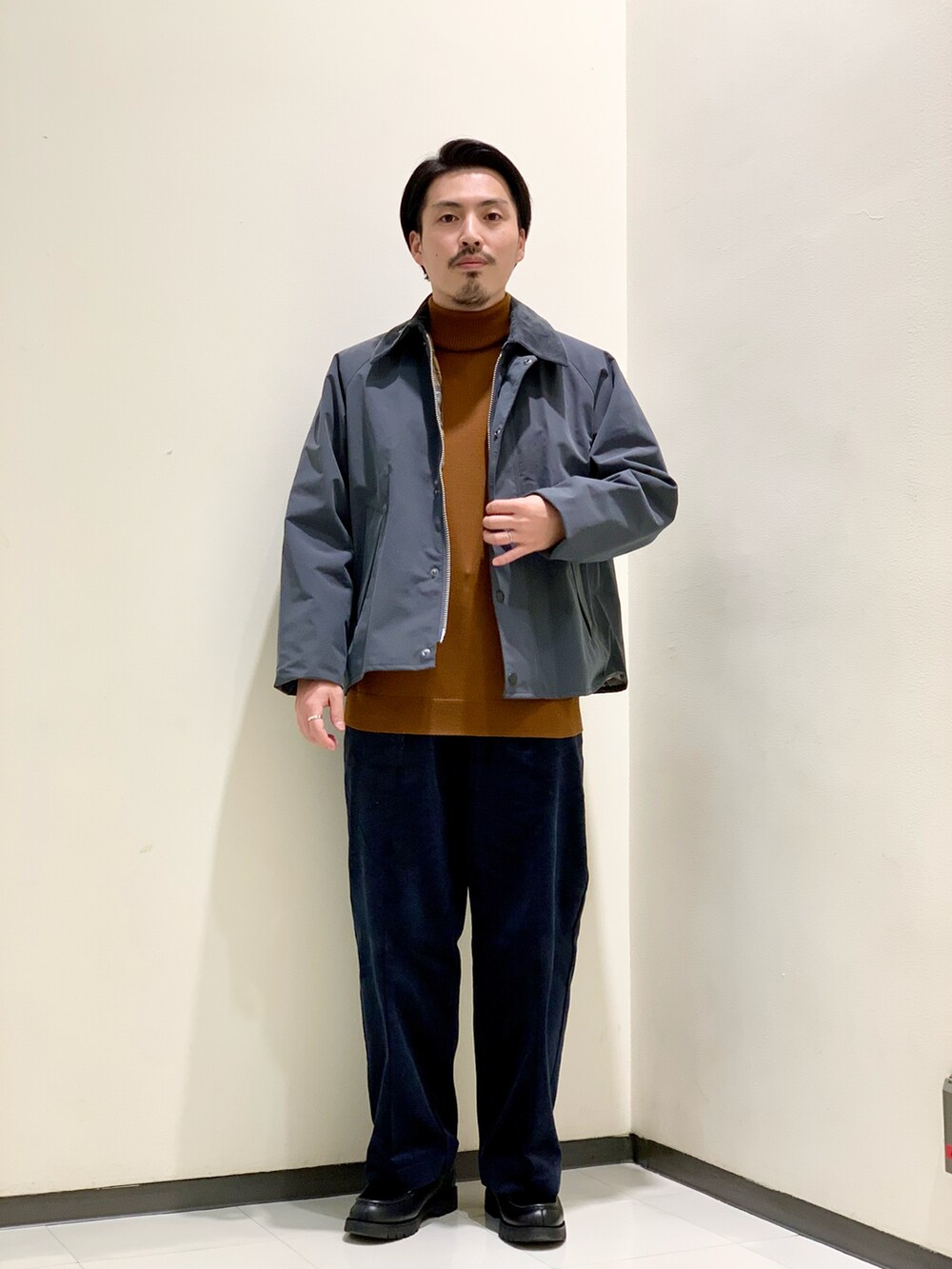 「ビッグシルエット、冬コーデ、レイヤードスタイル、タートルネック、コーデュロイパンツ、ワイドパンツ、barbour、低身長、URBAN RESEARCH、KLEMAN」｜「BarbourのBarbour×URBAN RESEARCH　TRANSPORT 3LAYER FOR UR（ナイロンジャケット、グレー系）」を使った、kantaさん（メンズ・165cm）の秋コーディネートの2枚目の写真