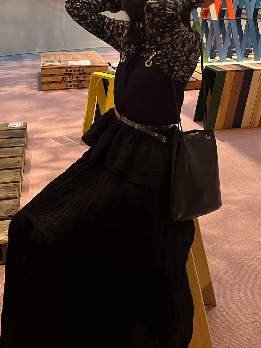 ブラック系のスカート、ブラック系のジャケット/アウター、ブラック系のバッグを着用したレディースの冬コーディネートの2枚目の写真