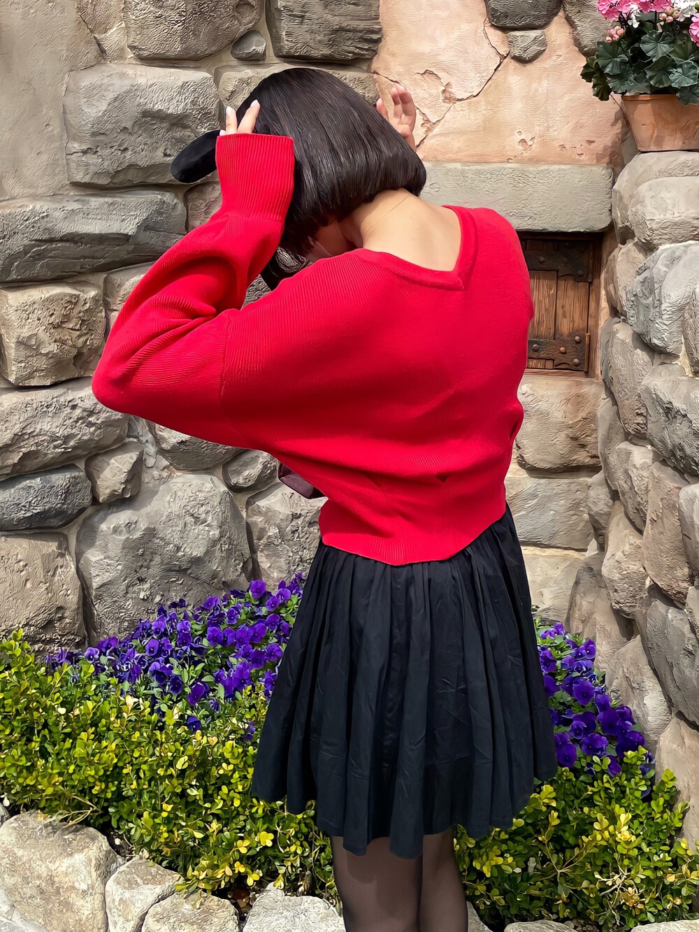 「ディズニー、ディズニーコーデ、赤、ミニスカート、大人カジュアル、シンプルコーデ、プチプラコーデ、着回しコーデ、カラーニット」｜「ROSE BUDのアイテム（ニット/セーター、レッド系）」を使った、sakineさん（レディース・163cm）の春コーディネートの2枚目の写真