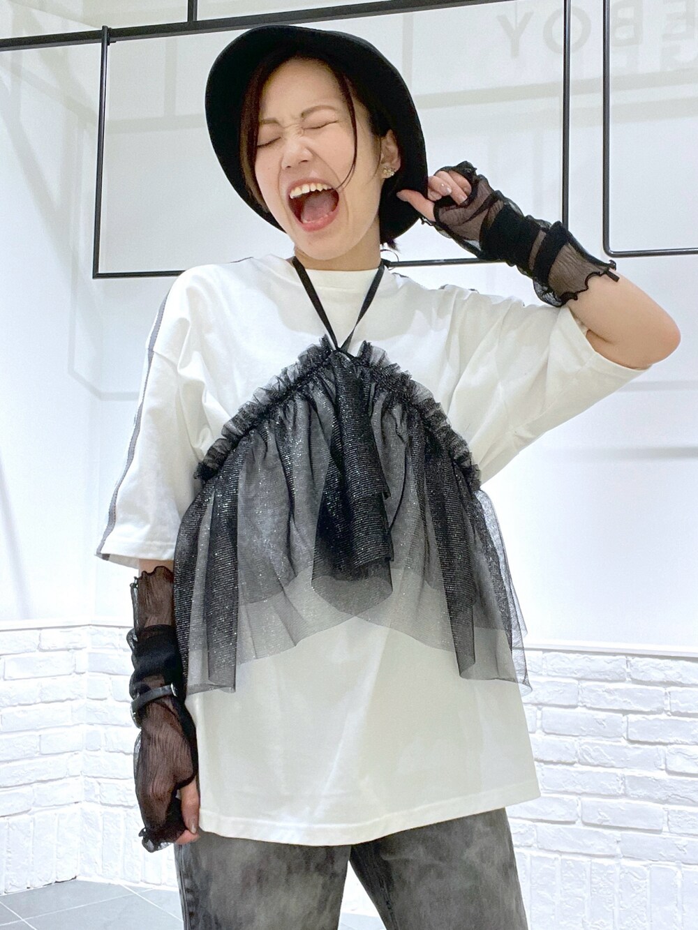 「春服コーデ、おでかけコーデ、パンツスタイル、ブラックコーデ、黒、低身長コーデ、厚底シューズ、ワイドデニム、バケットハット、チュール、PAGEBOY」|「PAGEBOYのNEWERA×PB Bucket-01(ハット、ブラック系)」を使った、しらたきさん(レディース・155cm)の春コーディネートの2枚目の写真