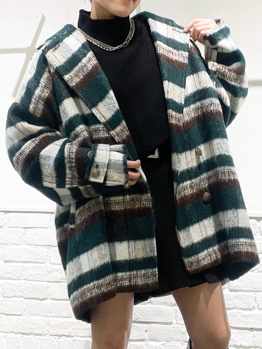 「新星WEARISTAにエントリー、冬コーデ、デートコーデ、クリスマスに着たい服、シャギーコート、ショートコート、ロングブーツ、レースアップブーツ、ショートヘア、低身長コーデ、ボーイッシュ×ガーリー、ショートパンツ、ミニ丈ボトム、チェック柄、チェックコート」｜「PAGEBOYのウールMIXマシュマロハイネック（ニット/セーター、ブラック系）」を使った、しらたきさん（レディース・154cm）の冬コーディネートの3枚目の写真