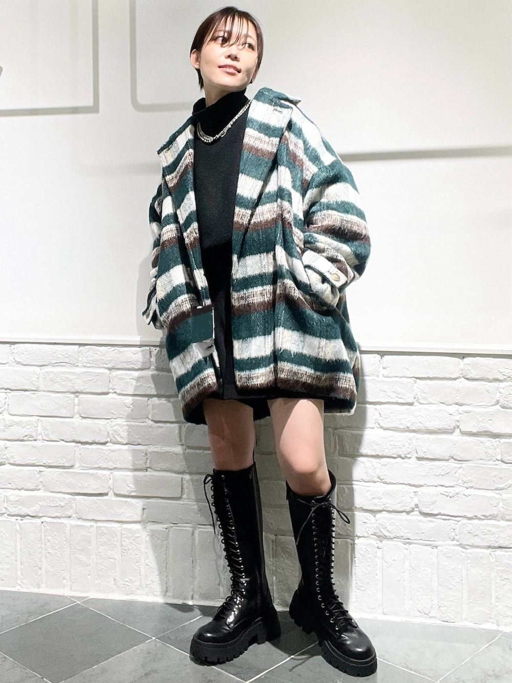 「新星WEARISTAにエントリー、冬コーデ、デートコーデ、クリスマスに着たい服、シャギーコート、ショートコート、ロングブーツ、レースアップブーツ、ショートヘア、低身長コーデ、ボーイッシュ×ガーリー、ショートパンツ、ミニ丈ボトム、チェック柄、チェックコート」｜「PAGEBOYのウールMIXマシュマロハイネック（ニット/セーター、ブラック系）」を使った、しらたきさん（レディース・154cm）の冬コーディネートの2枚目の写真