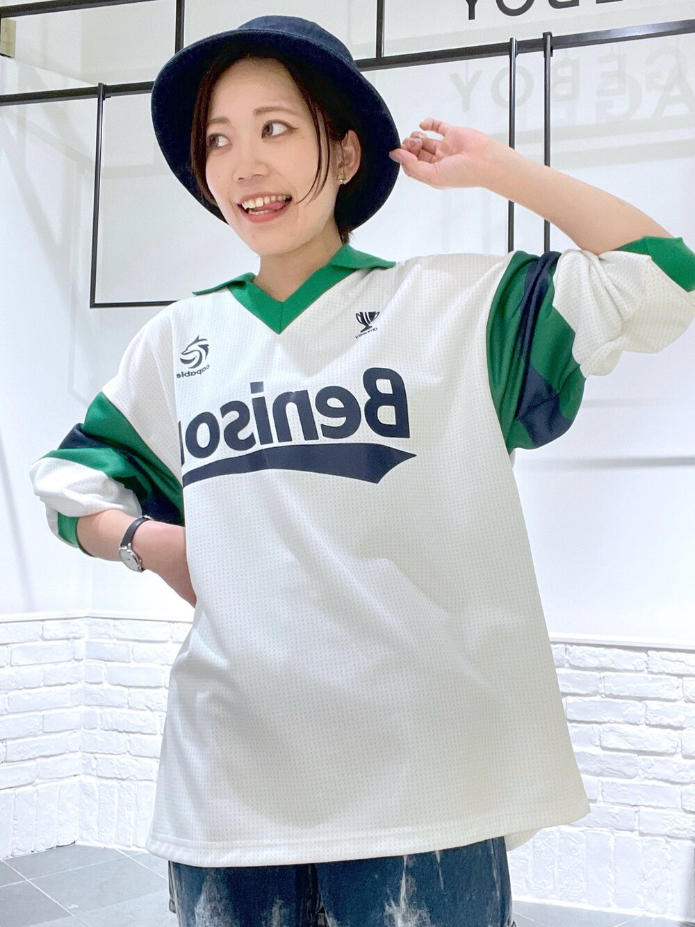 「ゆるコーデ、リラックススタイル、スポーツミックス、グリーン、低身長コーデ、厚底シューズ、ワイドデニム、長袖、バケットハット、PAGEBOY、PAGEBOYLIM」｜「PAGEBOYのNEWERA×PB Bucket-01（ハット、ブルー系）」を使った、しらたきさん（レディース・155cm）の春コーディネートの2枚目の写真