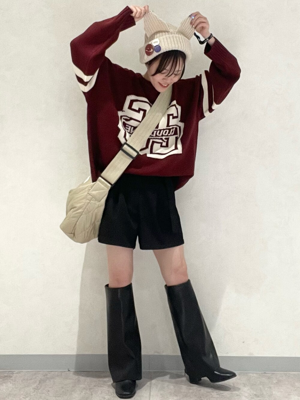 「新星WEARISTAにエントリー、冬コーデ、クリスマスに着たい服、古着風、個性派コーデ、y2k、ニット帽、ニット、ビックシルエット、ユニセックスで楽しめる冬アイテム、PAGEBOY、PAGEBOYLIM、ロングブーツ、ボーイッシュ×ガーリー、ショートヘア」｜「PBLIMのPAGEBOYLIM/マンマルココラボネコミミニットボウ（ニットキャップ/ビーニー、ベージュ系）」を使った、しらたきさん（レディース・154cm）の冬コーディネートの2枚目の写真