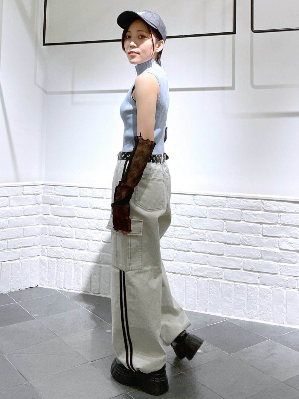 「春服コーデ、パンツスタイル、キャップ女子、ストリートコーデ、低身長コーデ、厚底シューズ、ノースリーブ、サマーニット、春ニット、PAGEBOY、PAGEBOYLIM」｜「PAGEBOYのアソートロゴキャップ（キャップ、ブラック系）」を使った、しらたきさん（レディース・155cm）の春コーディネートの3枚目の写真