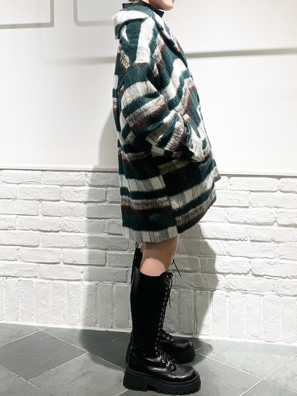 「新星WEARISTAにエントリー、冬コーデ、デートコーデ、クリスマスに着たい服、シャギーコート、ショートコート、ロングブーツ、レースアップブーツ、ショートヘア、低身長コーデ、ボーイッシュ×ガーリー、ショートパンツ、ミニ丈ボトム、チェック柄、チェックコート」｜「PAGEBOYのウールMIXマシュマロハイネック（ニット/セーター、ブラック系）」を使った、しらたきさん（レディース・154cm）の冬コーディネートの4枚目の写真