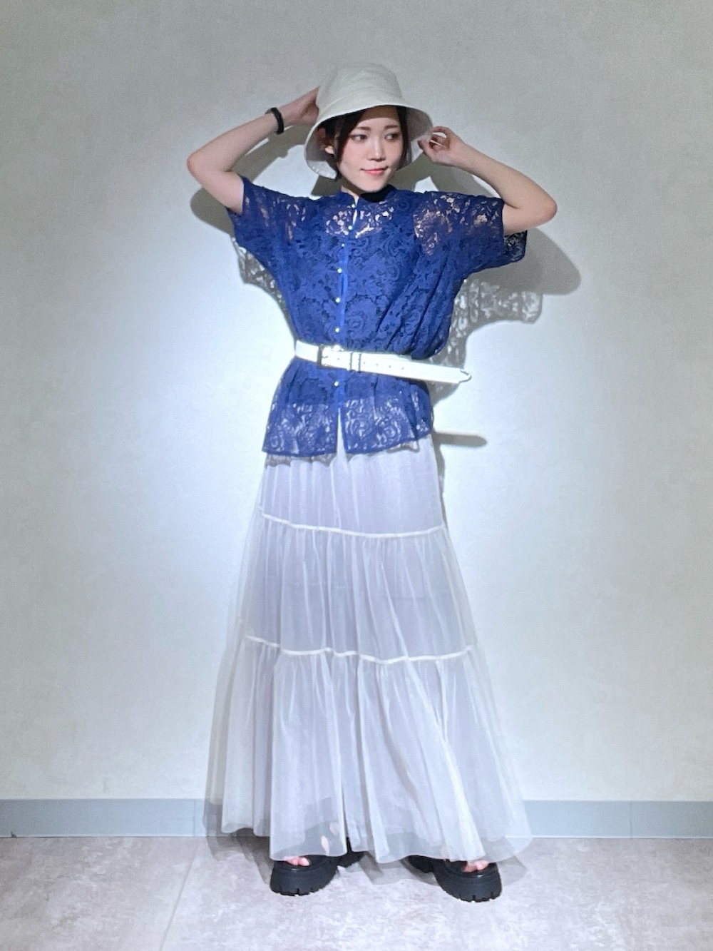 「お出かけコーデ、休日スタイル、大人カジュアル、夏ファッション、骨格ナチュラル、ブルー、PAGEBOY」｜「PAGEBOYのBUCKET HAT（ハット、ホワイト系）」を使った、しらたきさん（レディース・155cm）の春コーディネートの2枚目の写真