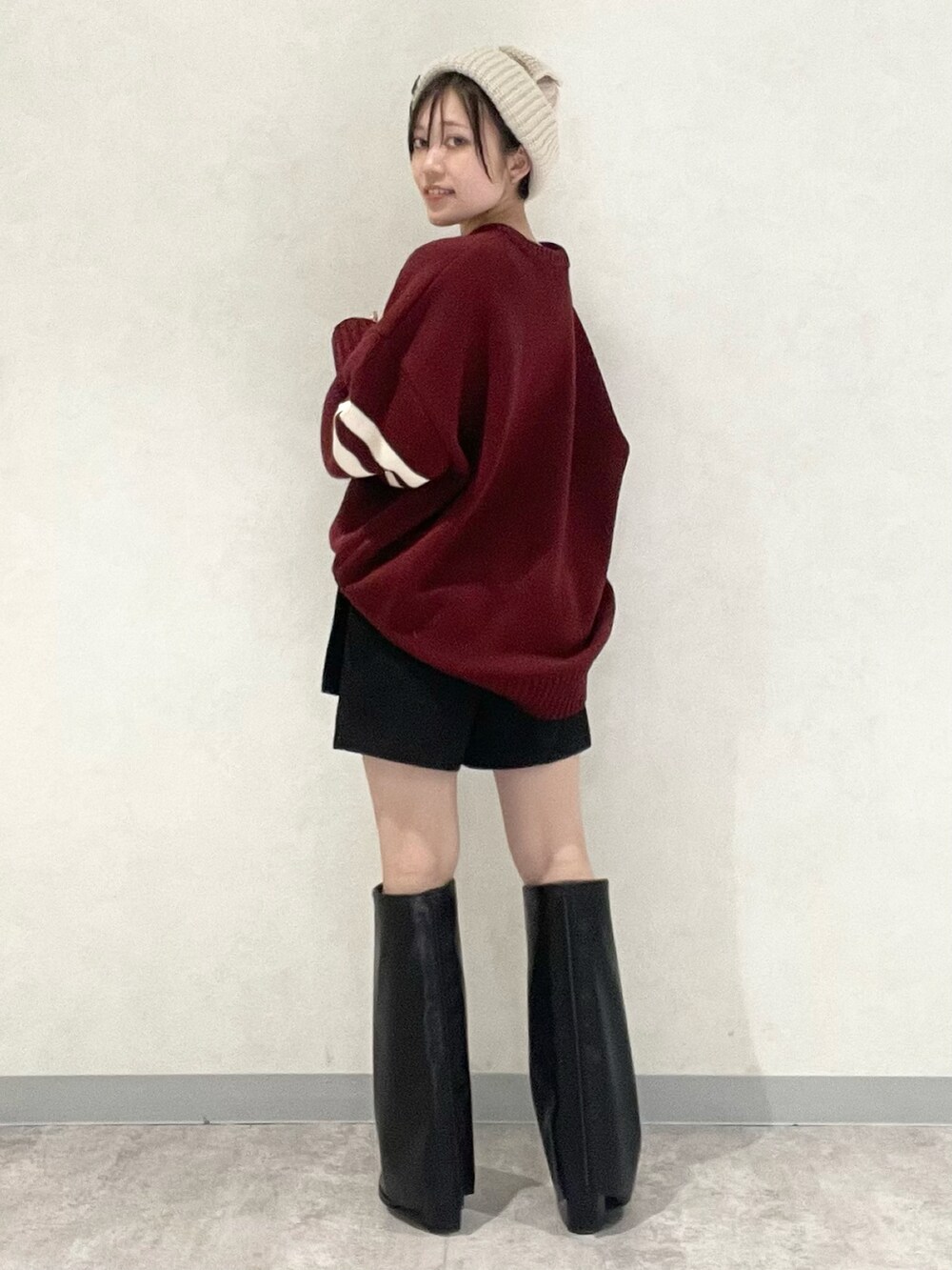 「新星WEARISTAにエントリー、冬コーデ、クリスマスに着たい服、古着風、個性派コーデ、y2k、ニット帽、ニット、ビックシルエット、ユニセックスで楽しめる冬アイテム、PAGEBOY、PAGEBOYLIM、ロングブーツ、ボーイッシュ×ガーリー、ショートヘア」｜「PBLIMのPAGEBOYLIM/マンマルココラボネコミミニットボウ（ニットキャップ/ビーニー、ベージュ系）」を使った、しらたきさん（レディース・154cm）の冬コーディネートの5枚目の写真