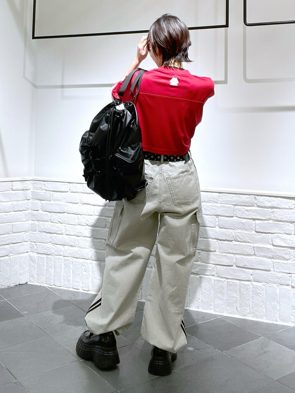 「春服コーデ、パンツスタイル、リラックススタイル、スポーツミックス、カラーコーデ、ストリートコーデ、低身長コーデ、厚底シューズ、PAGEBOY、PAGEBOYLIM」｜「PBLIMのPBLIM/ユニフォームVネックT（Tシャツ/カットソー、レッド系）」を使った、しらたきさん（レディース・155cm）の春コーディネートの4枚目の写真