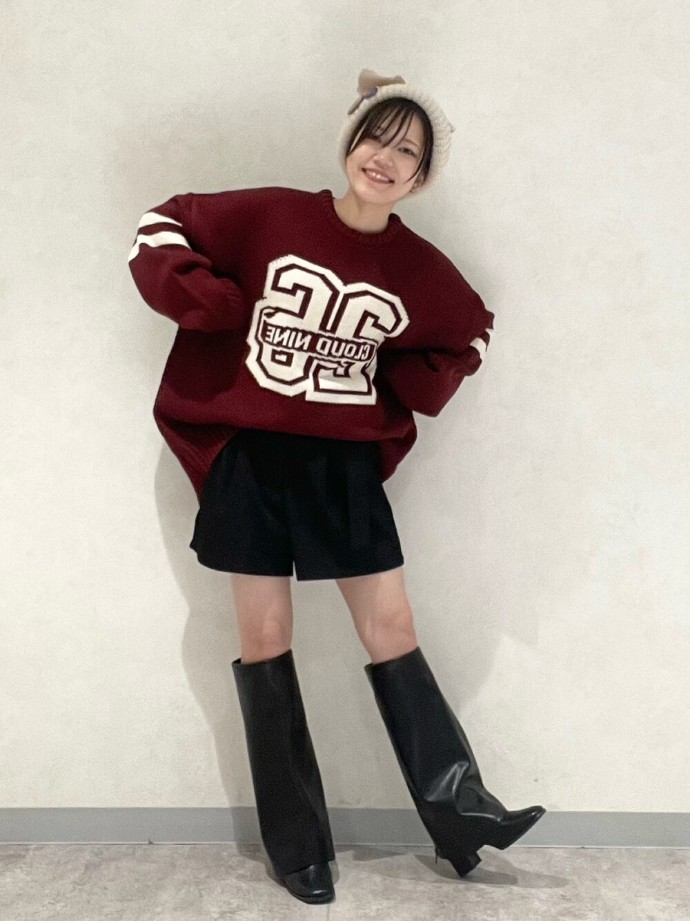 「新星WEARISTAにエントリー、冬コーデ、クリスマスに着たい服、古着風、個性派コーデ、y2k、ニット帽、ニット、ビックシルエット、ユニセックスで楽しめる冬アイテム、PAGEBOY、PAGEBOYLIM、ロングブーツ、ボーイッシュ×ガーリー、ショートヘア」｜「PBLIMのPAGEBOYLIM/マンマルココラボネコミミニットボウ（ニットキャップ/ビーニー、ベージュ系）」を使った、しらたきさん（レディース・154cm）の冬コーディネートの3枚目の写真