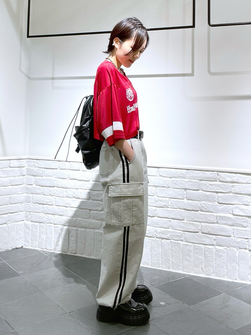 「春服コーデ、パンツスタイル、リラックススタイル、スポーツミックス、カラーコーデ、ストリートコーデ、低身長コーデ、厚底シューズ、PAGEBOY、PAGEBOYLIM」｜「PBLIMのPBLIM/ユニフォームVネックT（Tシャツ/カットソー、レッド系）」を使った、しらたきさん（レディース・155cm）の春コーディネートの3枚目の写真