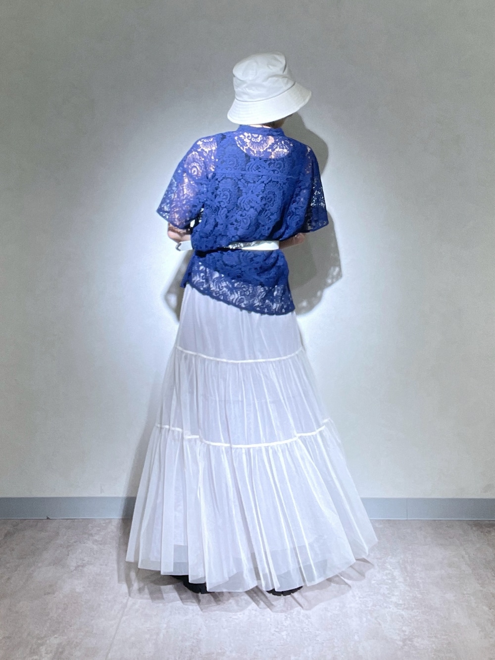 「お出かけコーデ、休日スタイル、大人カジュアル、夏ファッション、骨格ナチュラル、ブルー、PAGEBOY」｜「PAGEBOYのBUCKET HAT（ハット、ホワイト系）」を使った、しらたきさん（レディース・155cm）の春コーディネートの4枚目の写真