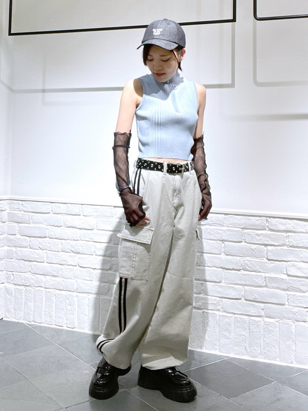 「春服コーデ、パンツスタイル、キャップ女子、ストリートコーデ、低身長コーデ、厚底シューズ、ノースリーブ、サマーニット、春ニット、PAGEBOY、PAGEBOYLIM」｜「PAGEBOYのアソートロゴキャップ（キャップ、ブラック系）」を使った、しらたきさん（レディース・155cm）の春コーディネートの4枚目の写真
