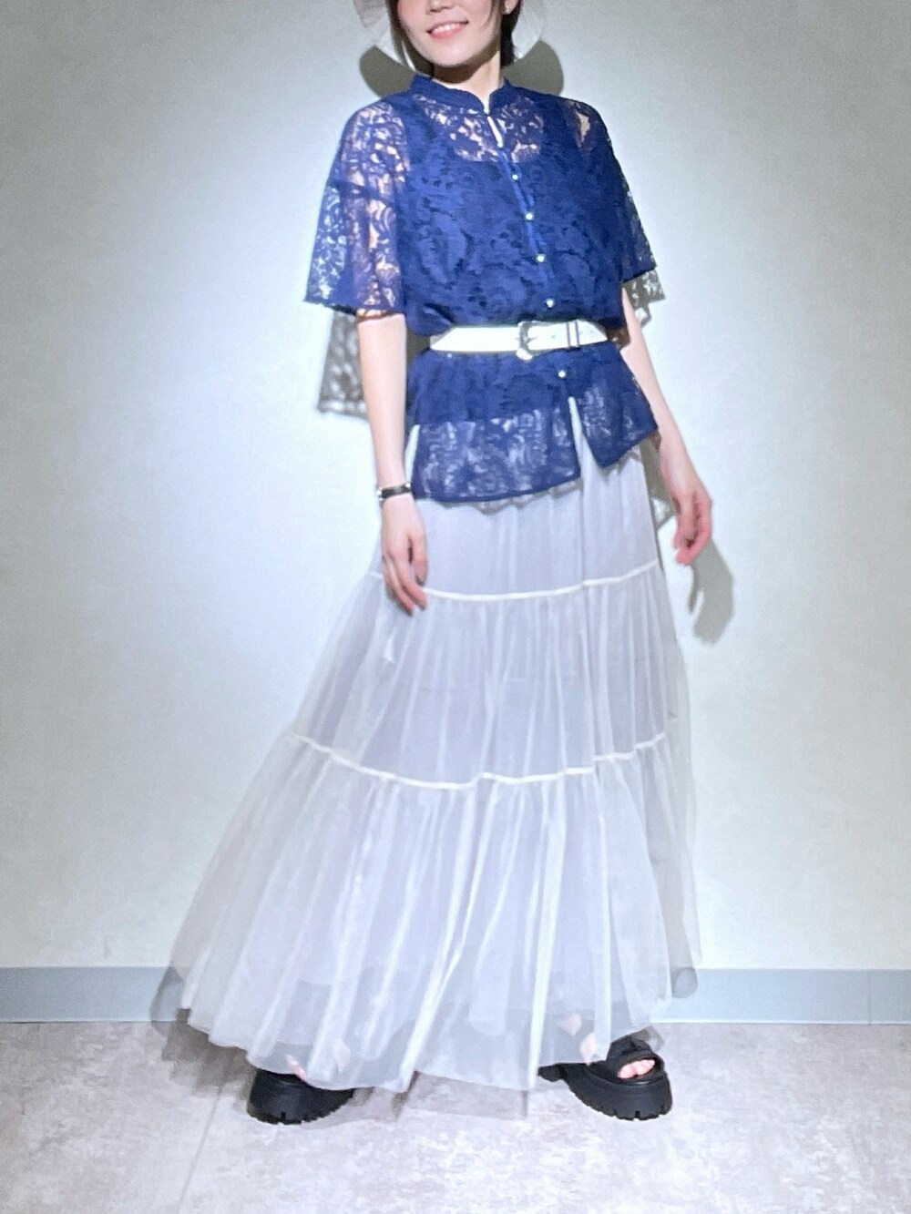 「お出かけコーデ、休日スタイル、大人カジュアル、夏ファッション、骨格ナチュラル、ブルー、PAGEBOY」｜「PAGEBOYのBUCKET HAT（ハット、ホワイト系）」を使った、しらたきさん（レディース・155cm）の春コーディネートの3枚目の写真