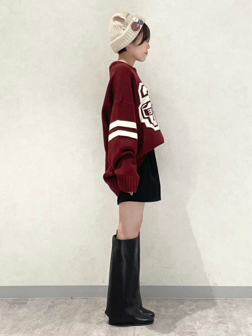 「新星WEARISTAにエントリー、冬コーデ、クリスマスに着たい服、古着風、個性派コーデ、y2k、ニット帽、ニット、ビックシルエット、ユニセックスで楽しめる冬アイテム、PAGEBOY、PAGEBOYLIM、ロングブーツ、ボーイッシュ×ガーリー、ショートヘア」｜「PBLIMのPAGEBOYLIM/マンマルココラボネコミミニットボウ（ニットキャップ/ビーニー、ベージュ系）」を使った、しらたきさん（レディース・154cm）の冬コーディネートの4枚目の写真