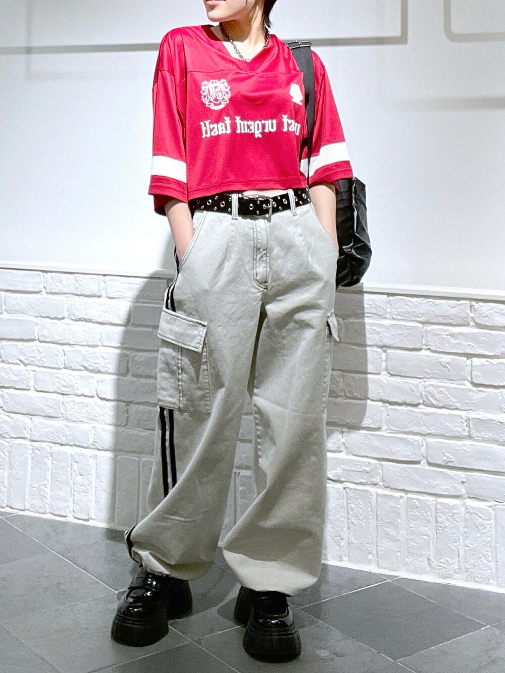 「春服コーデ、パンツスタイル、リラックススタイル、スポーツミックス、カラーコーデ、ストリートコーデ、低身長コーデ、厚底シューズ、PAGEBOY、PAGEBOYLIM」｜「PBLIMのPBLIM/ユニフォームVネックT（Tシャツ/カットソー、レッド系）」を使った、しらたきさん（レディース・155cm）の春コーディネートの2枚目の写真