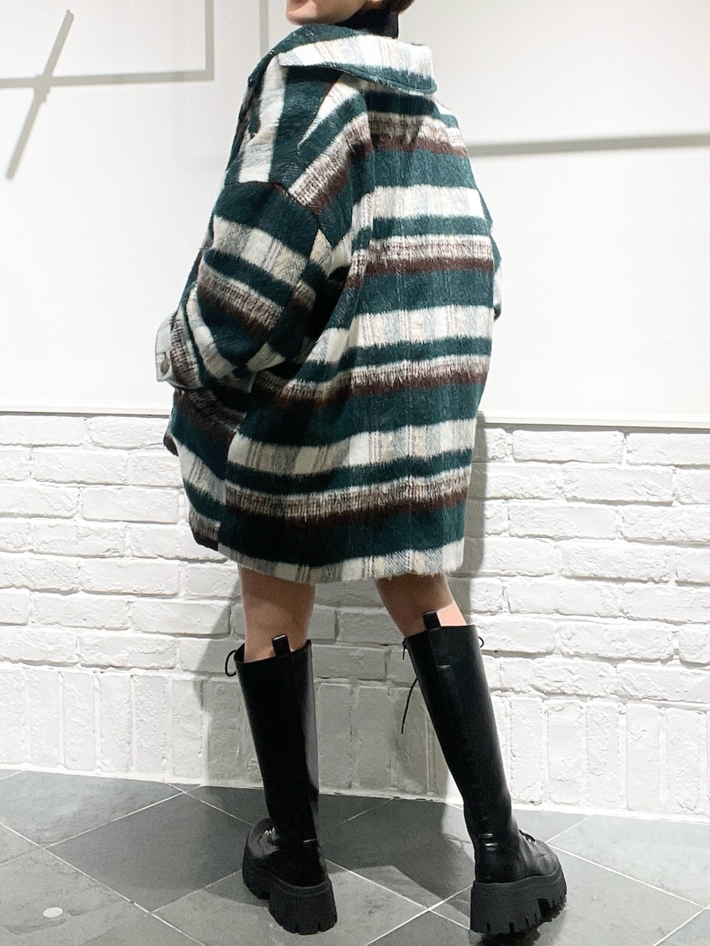 「新星WEARISTAにエントリー、冬コーデ、デートコーデ、クリスマスに着たい服、シャギーコート、ショートコート、ロングブーツ、レースアップブーツ、ショートヘア、低身長コーデ、ボーイッシュ×ガーリー、ショートパンツ、ミニ丈ボトム、チェック柄、チェックコート」｜「PAGEBOYのウールMIXマシュマロハイネック（ニット/セーター、ブラック系）」を使った、しらたきさん（レディース・154cm）の冬コーディネートの5枚目の写真