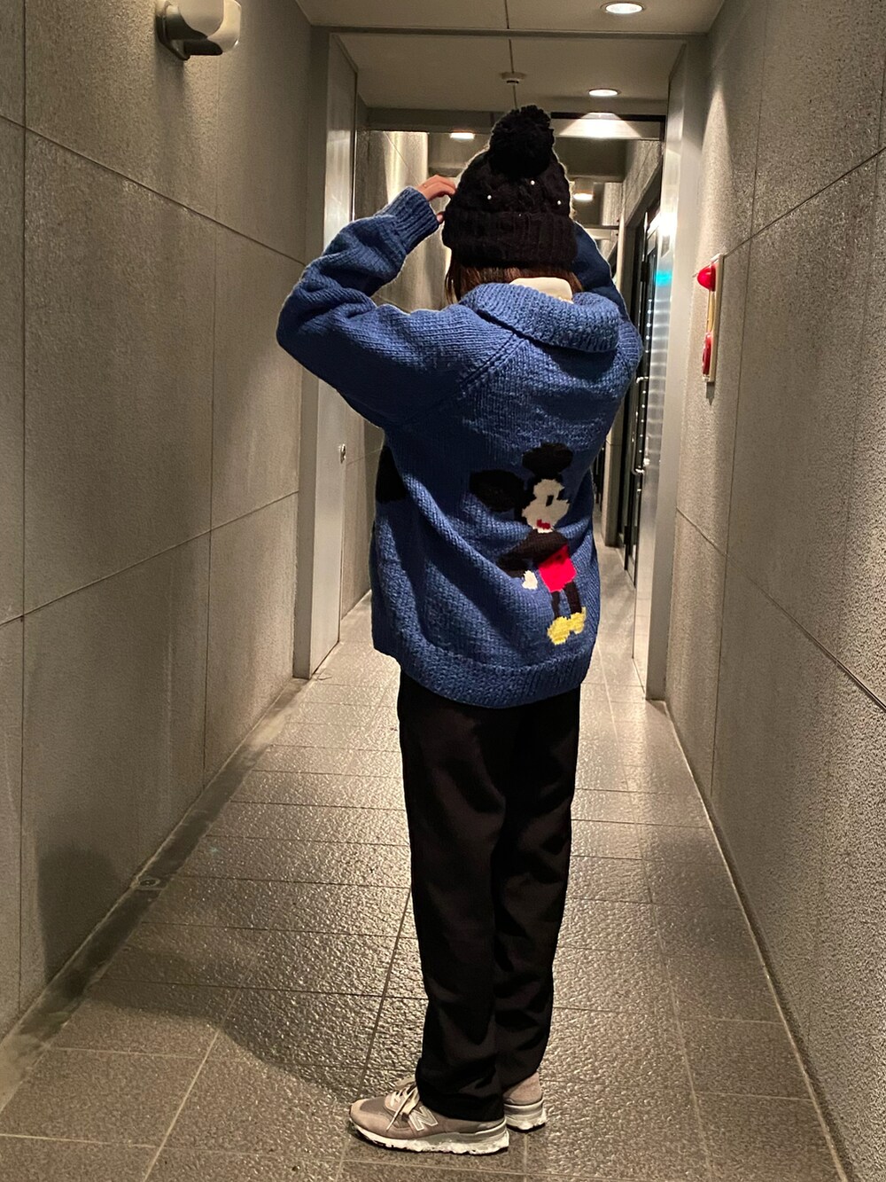 その他のスニーカーを着用したレディースの冬コーディネートの2枚目の写真