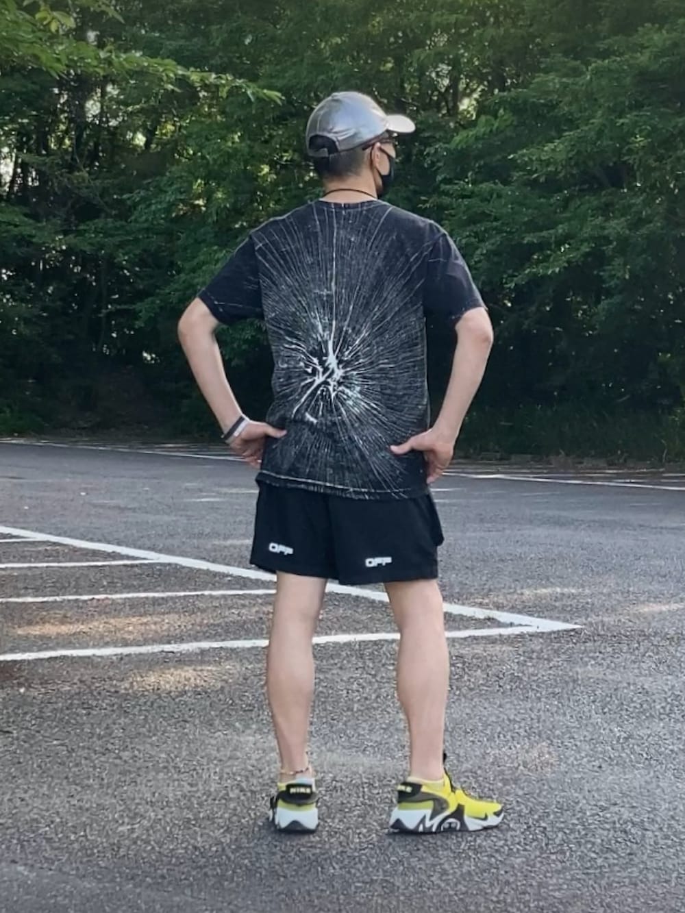 イエロー系のスニーカー、ブラック系のその他パンツ、その他のソックス/靴下を着用したメンズの春コーディネートの2枚目の写真