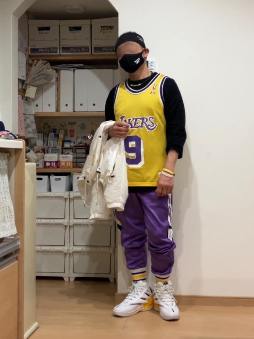 ホワイト系のスニーカー、イエロー系のタンクトップ、イエロー系のタンクトップを着用したメンズの秋コーディネートの2枚目の写真