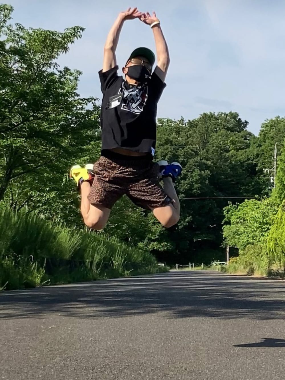 その他のスニーカー、その他のスニーカー、ブラック系のその他パンツを着用したメンズの夏コーディネートの3枚目の写真