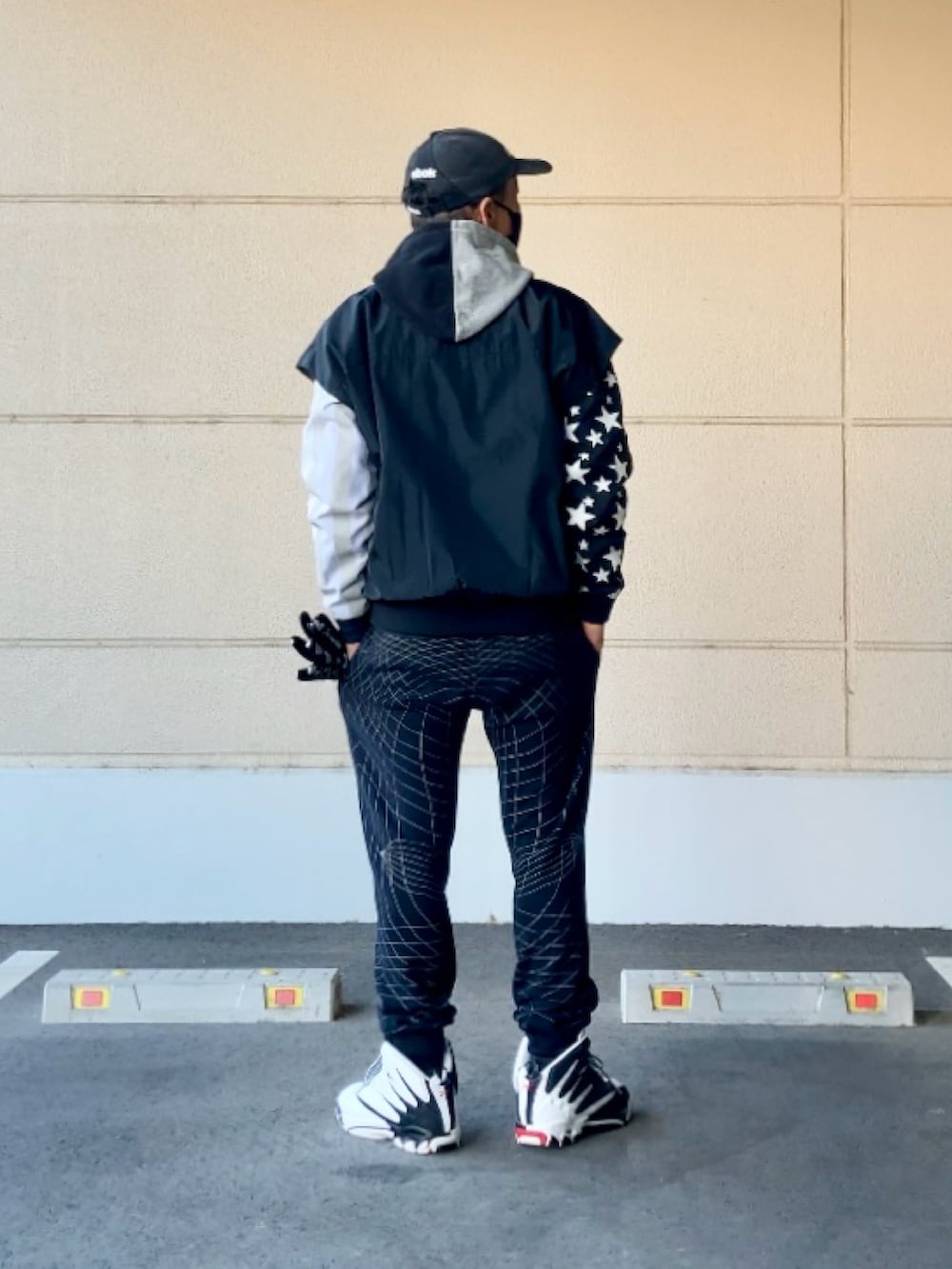 その他のスニーカー、ブラック系のスウェットパンツ、ブラック系の手袋を着用したメンズの冬コーディネートの2枚目の写真