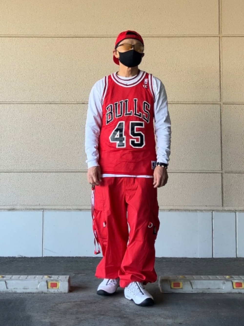 ホワイト系のTシャツ/カットソー、レッド系のタンクトップ、レッド系のタンクトップを着用したメンズの秋コーディネートの2枚目の写真