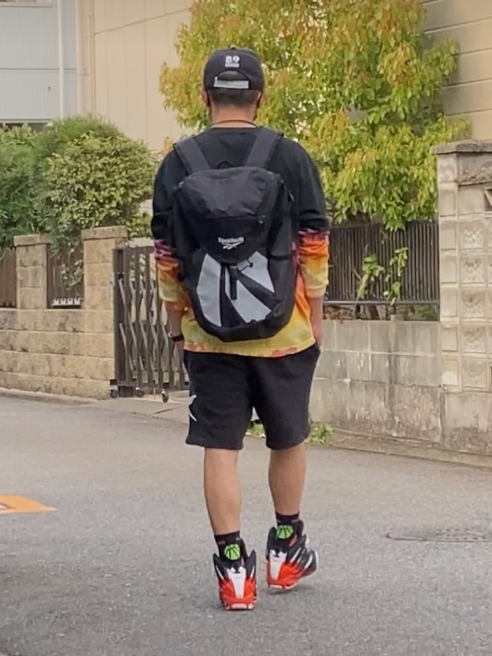 「スニーカー、スニーカーコーデ、オレンジデイズ、オレンジ、スポーツミックス、タイダイ柄、ハンドメイド、リーボック(Reebok)、reebok、ﾊﾞｯｼｭ、ショートパンツ、短パン、リュック、リュックスタイル」｜「Reebokのアイテム（キャップ、ブラック系）」を使った、reeboker99さん（メンズ・168cm）の春コーディネートの2枚目の写真